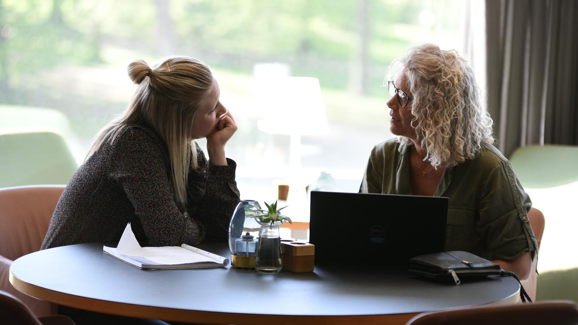 To kollegaer snakker fokuseret sammen