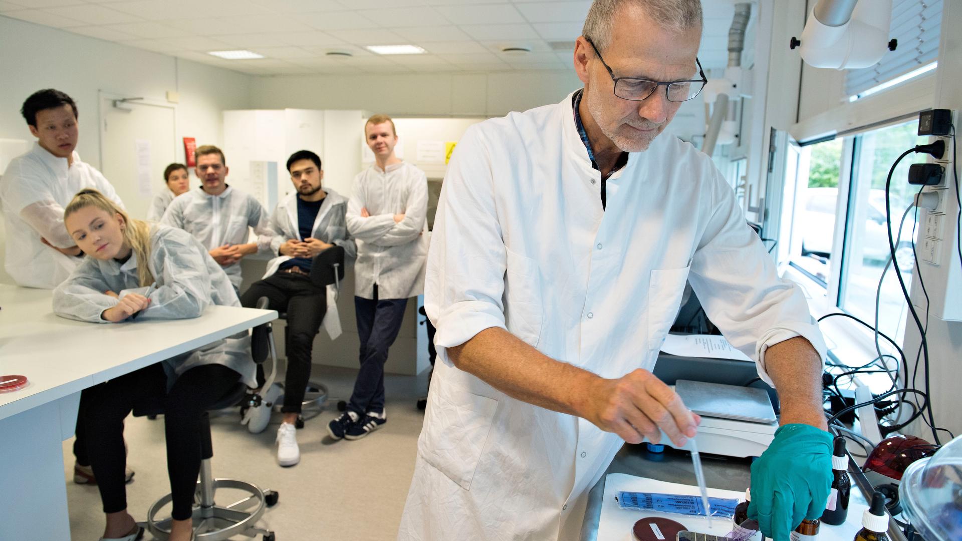Underviser demonstrerer øvelse i laboratorie
